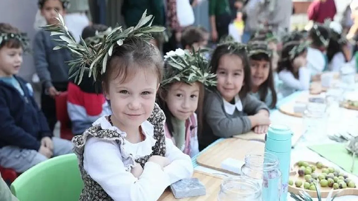 İzmir Aliağa'da minik eller zeytinle buluştu