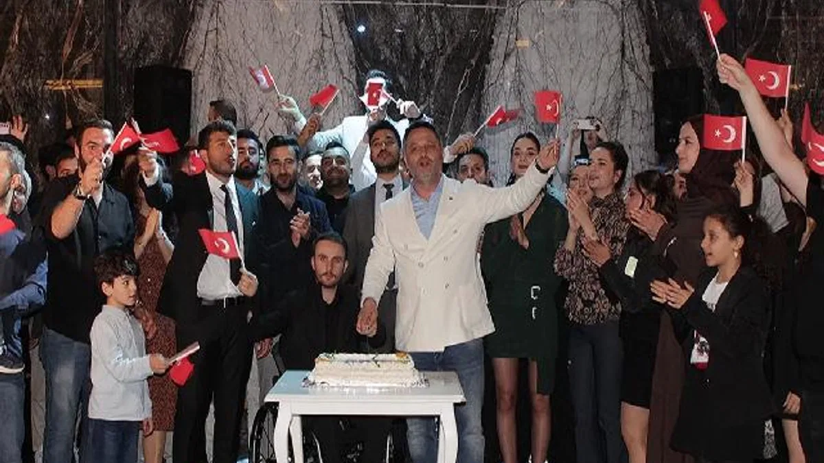 Bursa’da genç inşaat mühendislerinden 19 Mayıs coşkusu