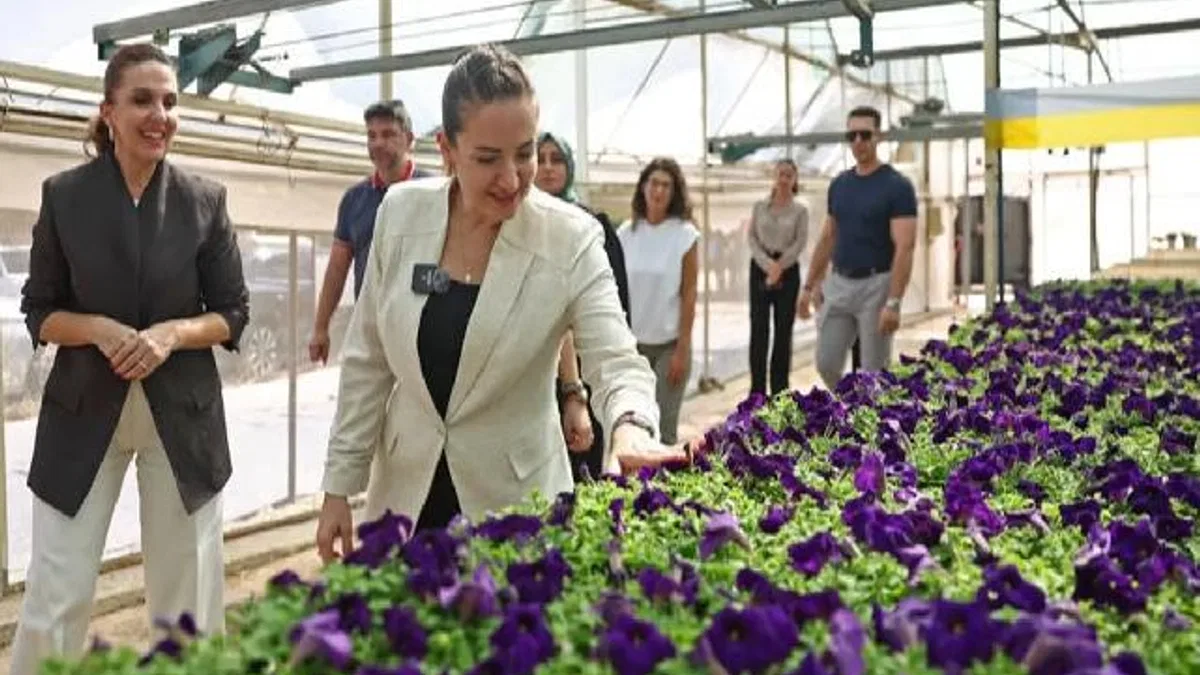 Büşra Özdemir Hurma Bitki Üretim Tesisi'ni inceledi