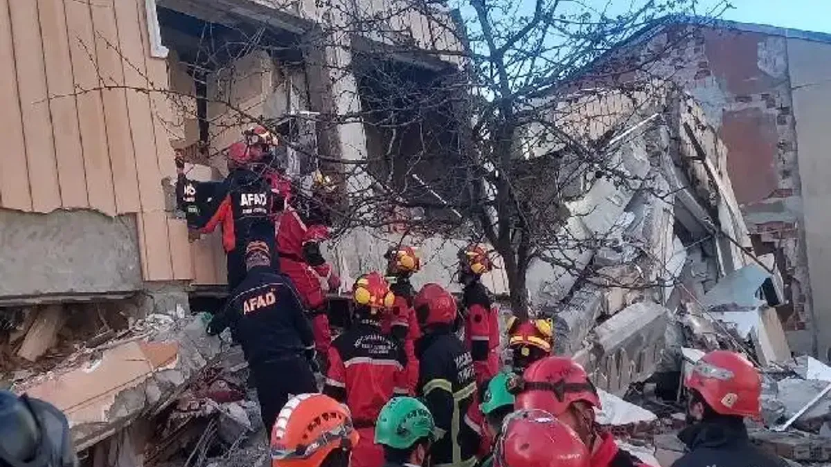 Gebze’de bina çöktü: 5 kişi enkaz altında