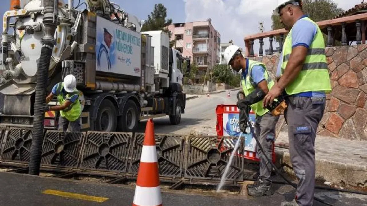 Mersin'de taşkınlara karşı 7/24 temizlik mesaisi