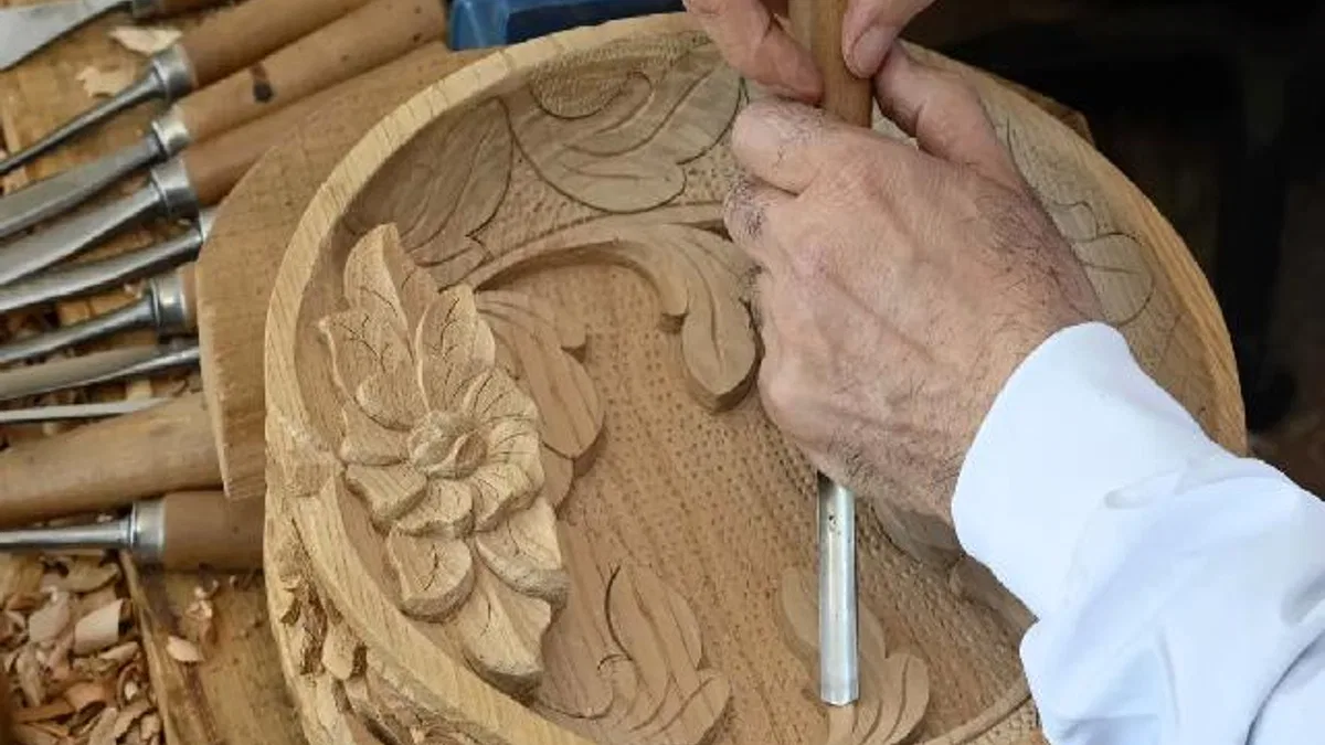 İzmir Karabağlar’da ahşap oymacılığı yeniden hayat buluyor