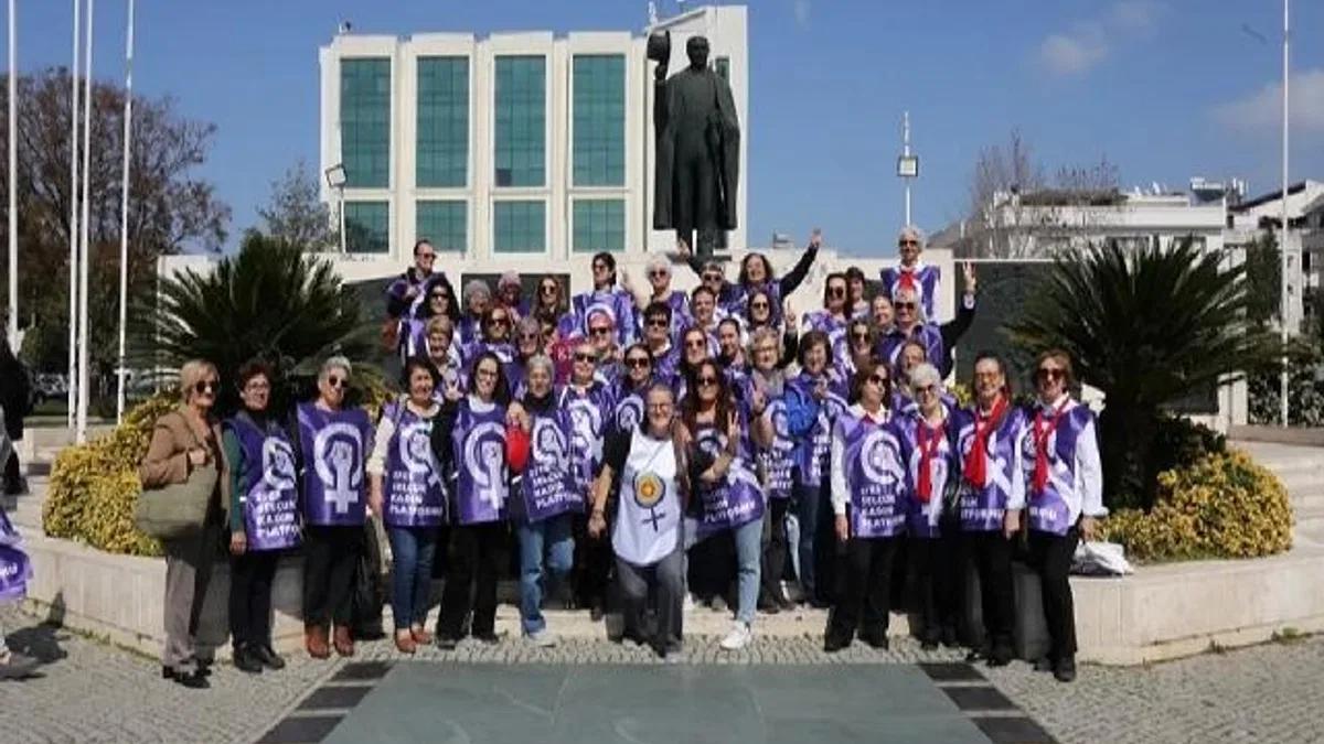 Kadınlar Efes Selçuk sokaklarında zincir oluşturdu