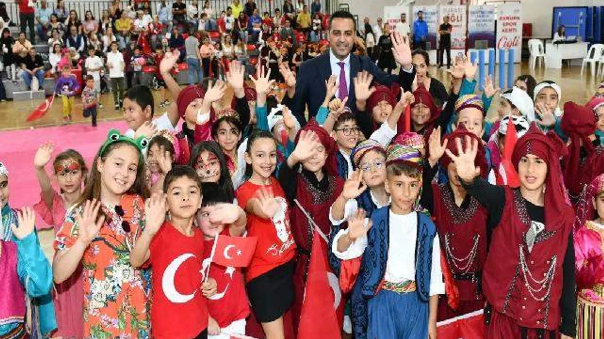 İzmir Çiğli’de çocuklara bayram şenliği