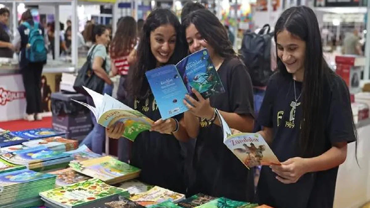 Antalya Kitap Fuarı’na öğrencilerden yoğun ilgi