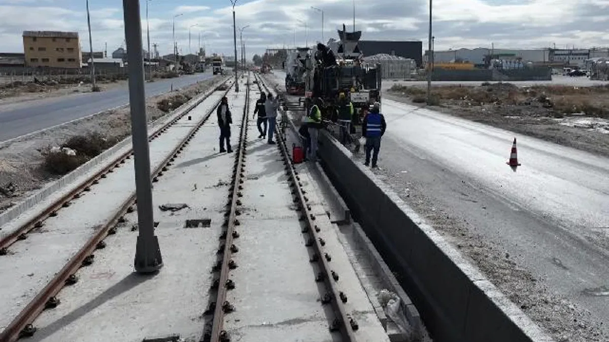 Konya tramvay hattı inşaatında trafiğini aksatmadan titiz çalışma