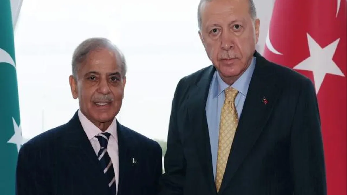 Cumhurbaşkanı Erdoğan, Pakistan Başbakanı Şahbaz Şerif ile Bakü’de görüştü
