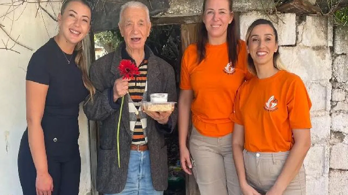Dünya Yaşlılar Günü’nde gençlerden anlamlı ziyaretler