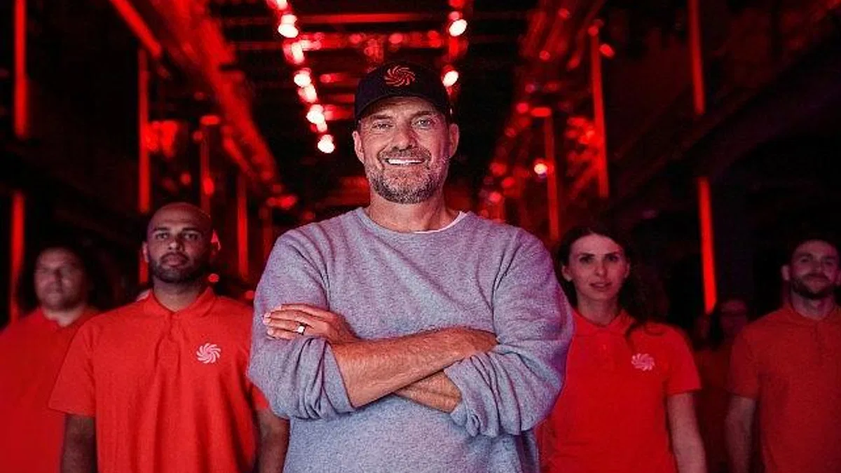 MediaMarkt'ın yeni kampanyasında Jürgen Klopp'tan yenilenmiş telefona destek!