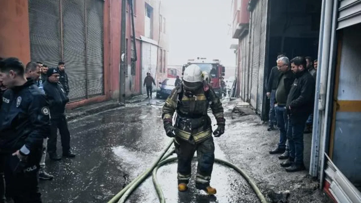 İzmir Buca’da depo yangını kısa sürede söndürüldü