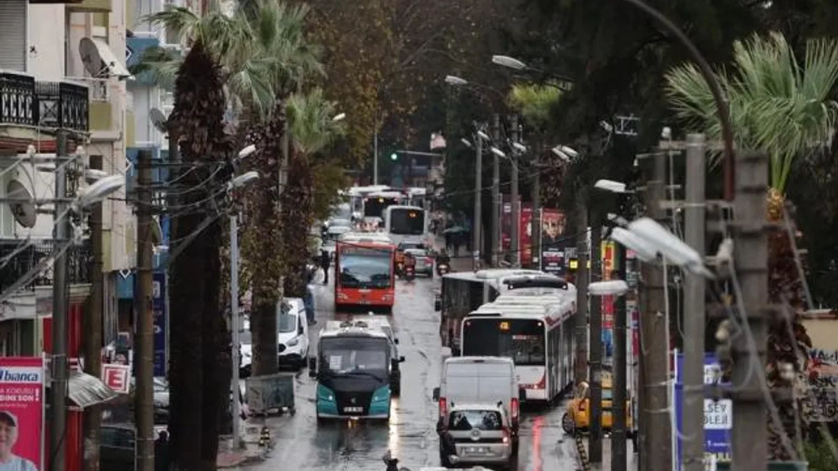 İzmir Özmen Caddesi'ndeki yeni altyapı yağmur sınavından geçti