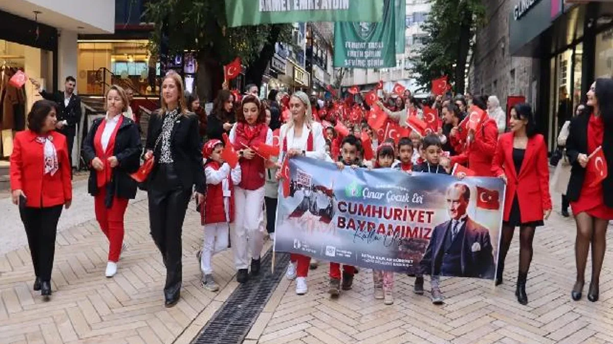 İzmit’te Cumhuriyet Korteji çocukların adımlarıyla renklendi