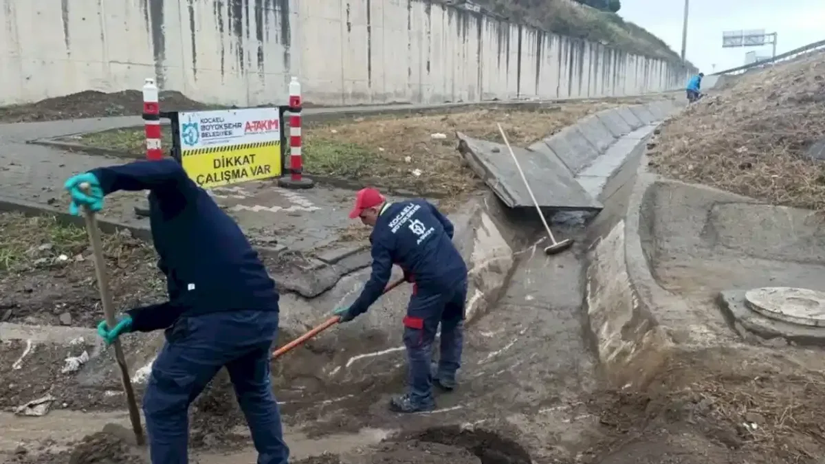 Kocaeli’de yağışa karşı mazgallar ve kanallar hızlı temizleniyor