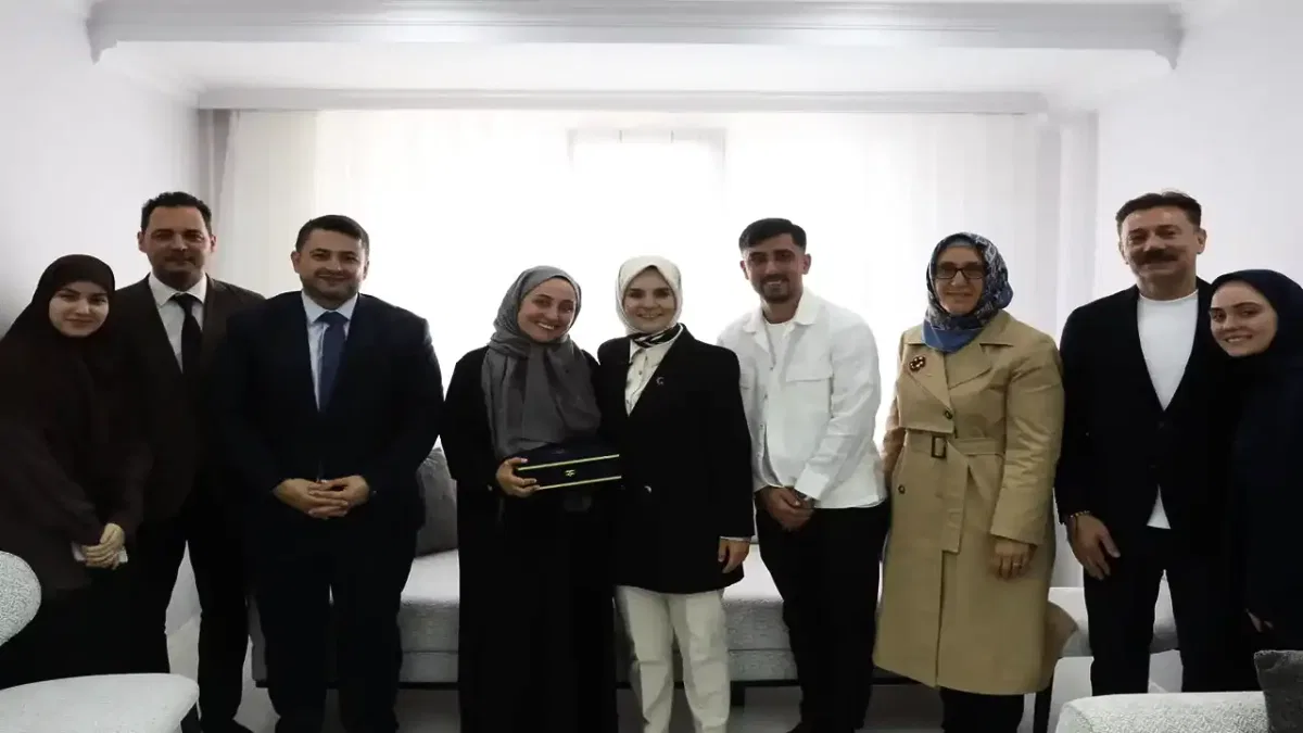 Bakan Göktaş, yeni evli çifti ziyaret etti
