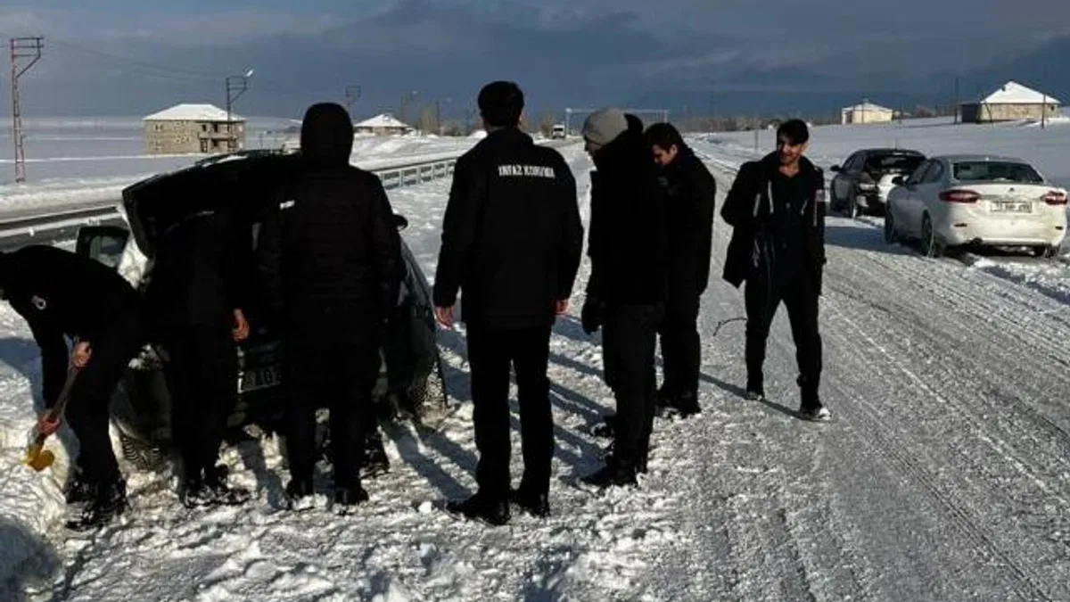 Ağrı'da infaz ve koruma memurlarından yol yardımı