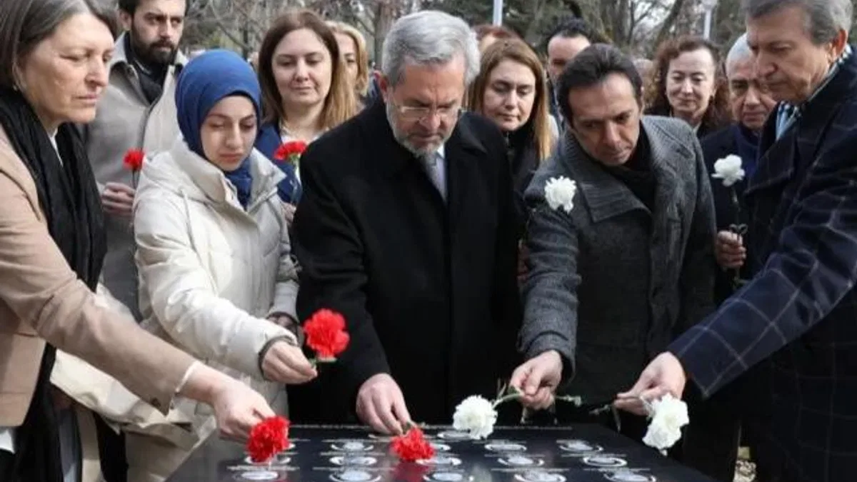 Ankara Üniversitesi depremde kaybedilen öğrencilerini andı
