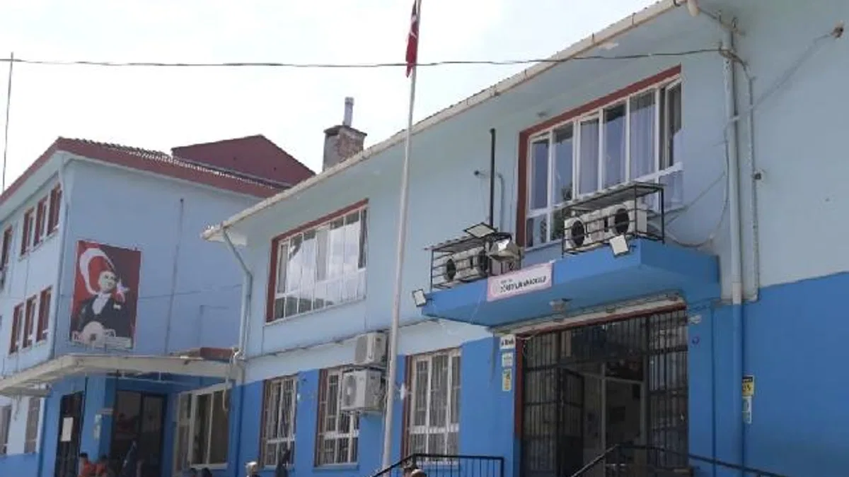 İzmir’in okullarına Büyükşehir eli