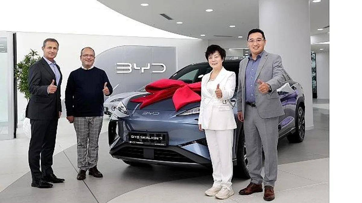 BYD Başkan Yardımcısı Stella Li, Türkiye'de İlk SEALION 7 Teslimatını Gerçekleştirdi
