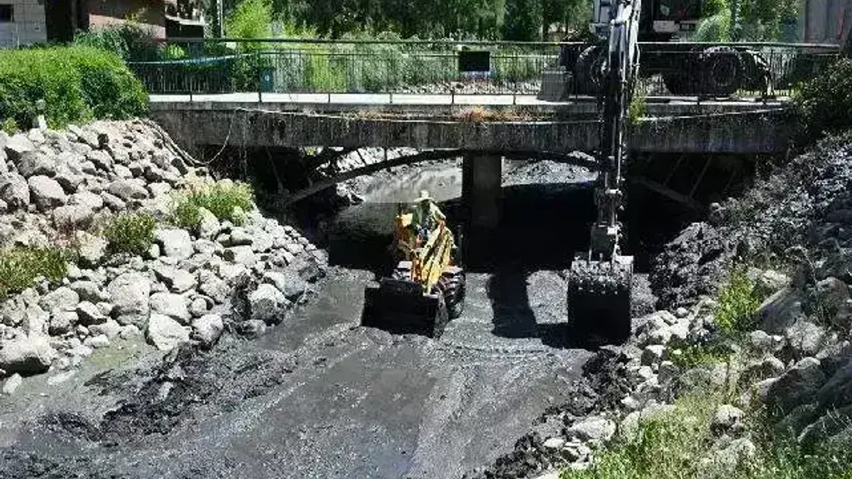 MASKİ’den Atatürk Kent Parkı’ndaki derede temizlik çalışması