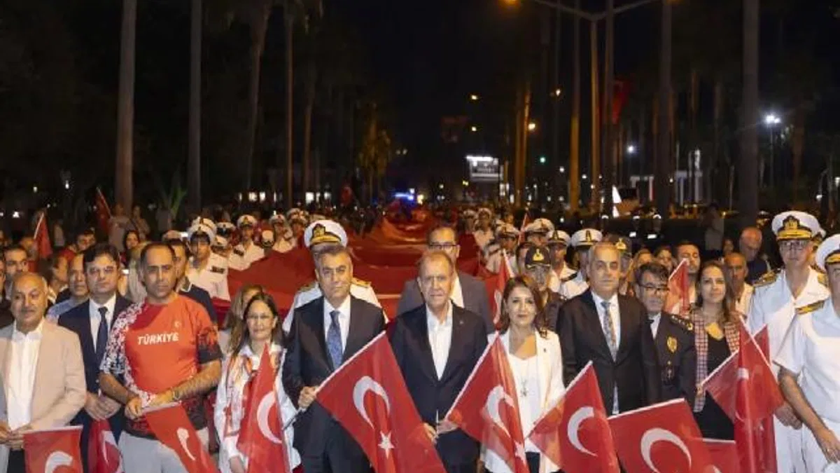 Başkan Seçer, Mersinlilerle ‘Bayrak Yürüyüşü’nde buluştu