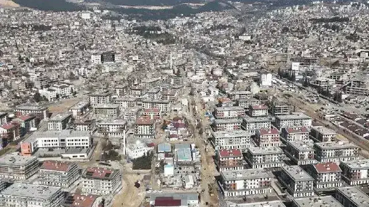 Ağır yıkıma uğrayan şehir yeniden ihya ediliyor... Kahramanmaraş'ta 4 bin işçi aralıksız çalışıyor