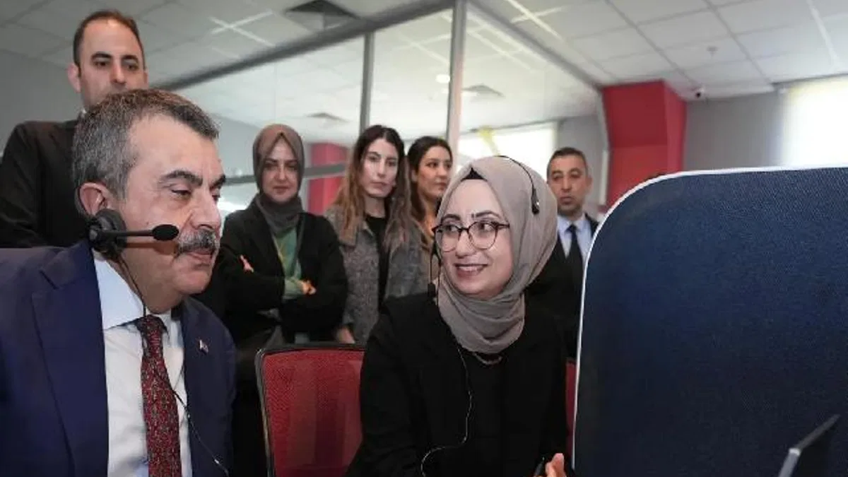 Bakan Tekin Van'da MEBİM'de çağrı yanıtladı