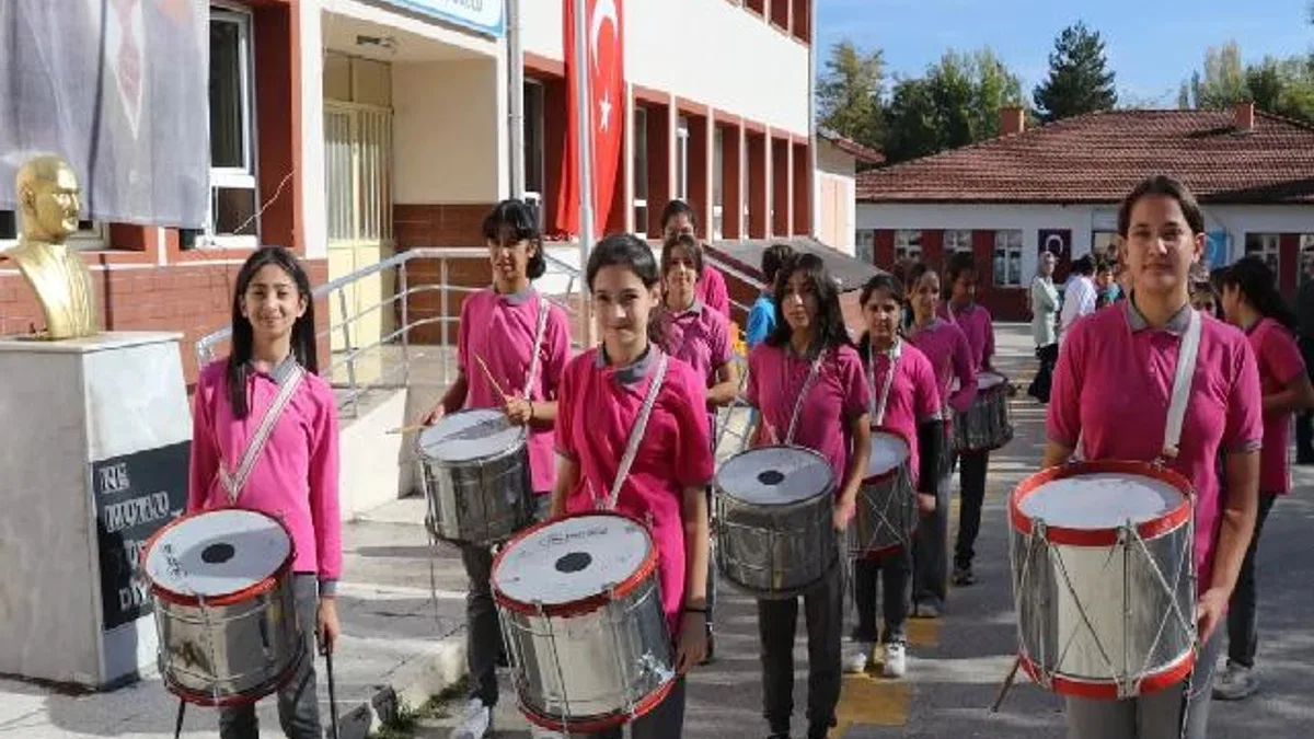 Amasya'da köy okulu bando kurdu