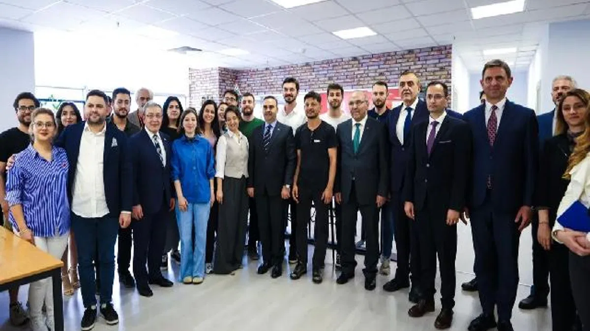 Bakan Kacır, DEÜ'lü girişimcilerle bir araya geldi