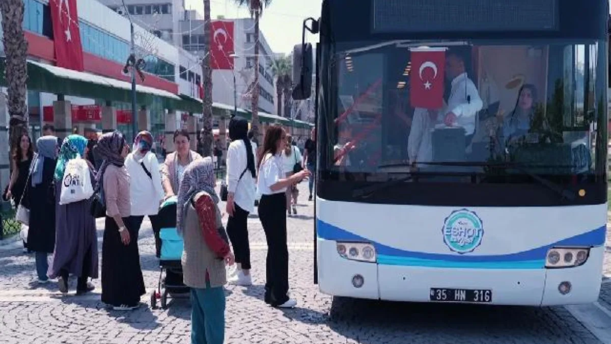 İzmir'de ESHOT sergisi yenilenen tasarımıyla ilgi gördü