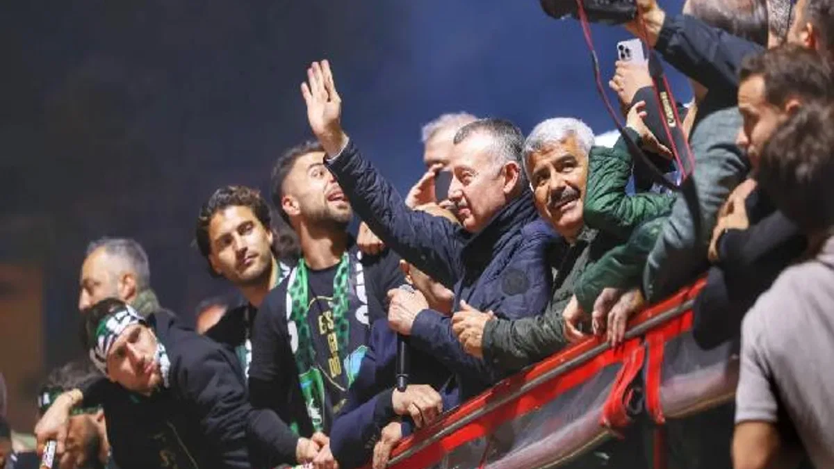 Başkan Büyükakın’a Kocaelispor taraftarlarından sevgi gösterisi