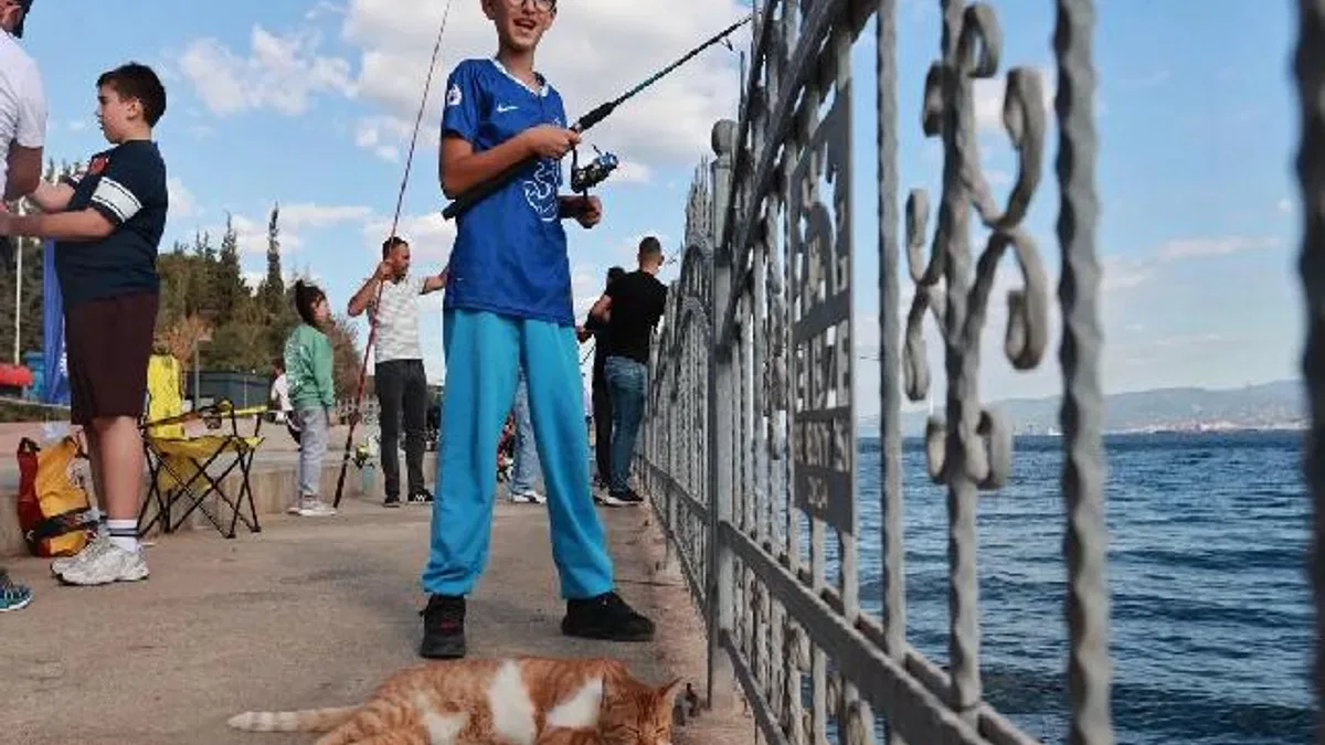 Eskihisar Sahili’nde baba-çocuk balık tuttular
