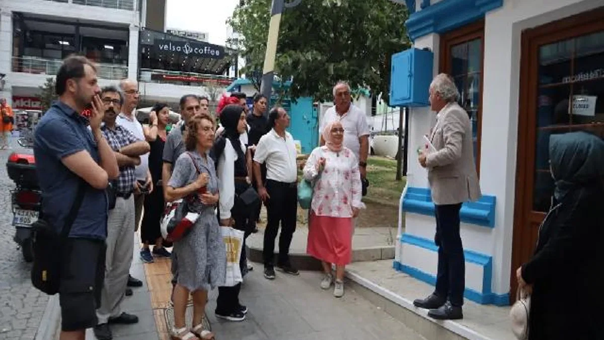 İzmit'te şair ve yazar dernekleri Edebiyat Sokağı'nda dinledi