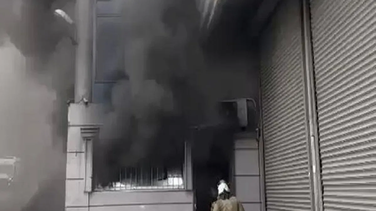 İstanbul Eyüpsultan’da iş hanında depo yangını!