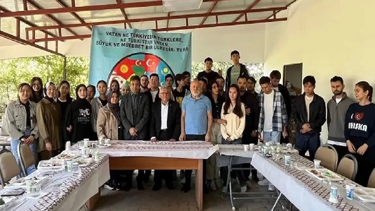 Memduh Büyükkılıç Türk Dünyası gençleriyle buluştu