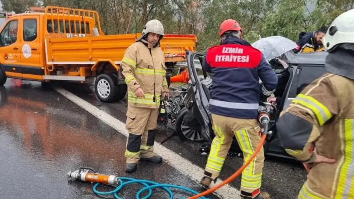 İzmir'de zincirleme trafik kazasına itfaiyeden hızlı müdahale