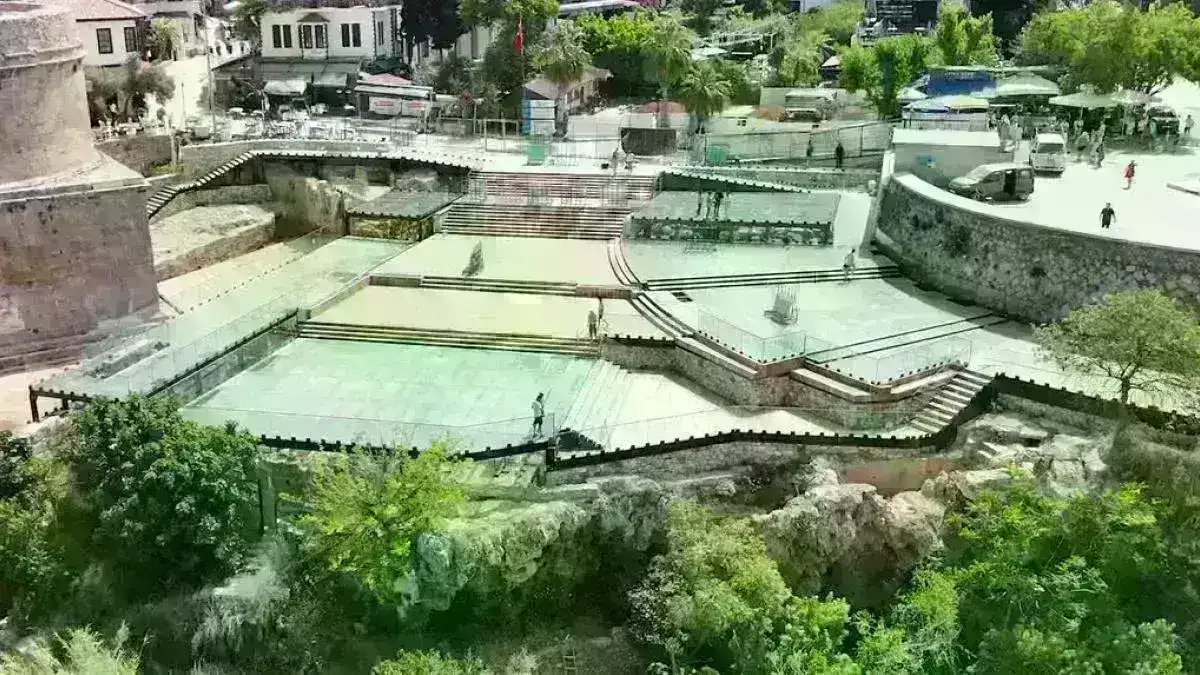 Tarihi kulede inanılmaz defile
