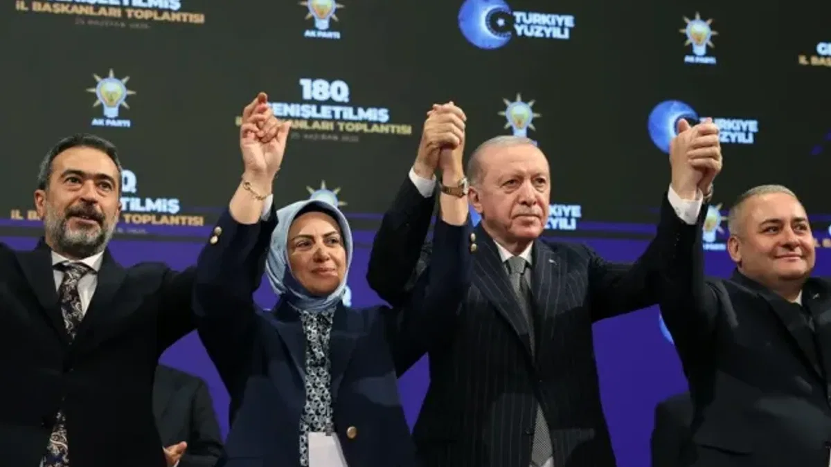 AK Parti’ye üç belediye başkanı daha katıldı... Rozetleri Erdoğan taktı