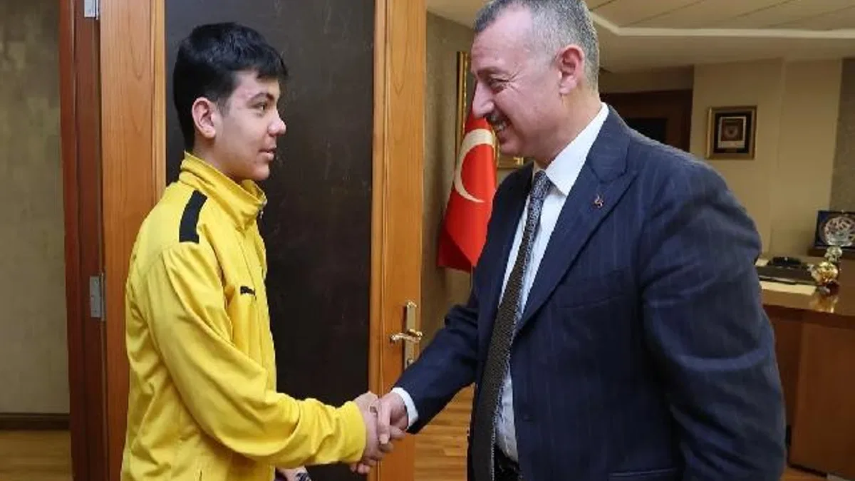 Kocaelisporlu Efe'den Başkan Büyükakın’a ziyaret
