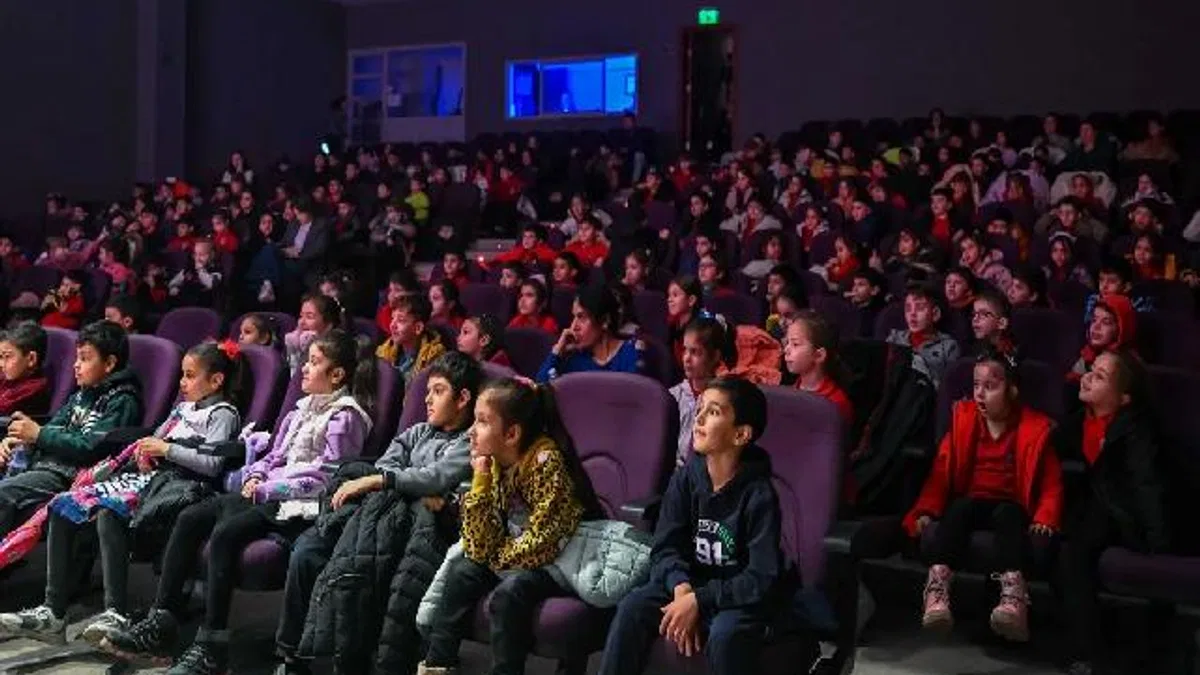 İzmir'de Başkan Eşki’den miniklere sinema müjdesi