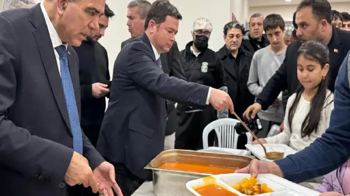 Bursa'da Başkan Aydın vatandaşlara iftar yemeği dağıttı