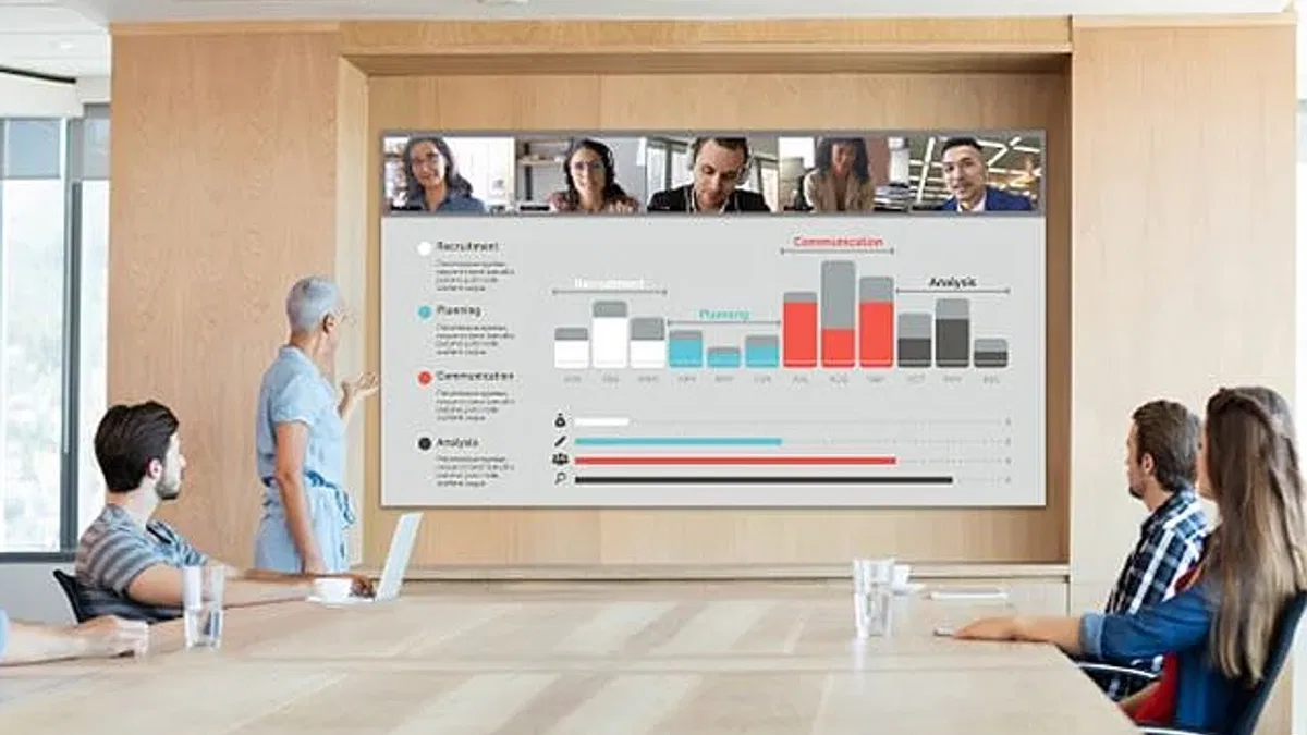 Panasonic Hepsi Bir Arada Dev LED Ekranını Tanıttı