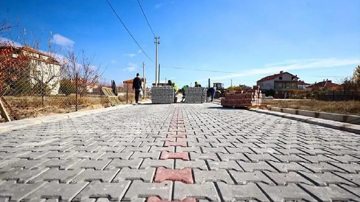 Denizli Büyükşehir’den Çivril’e 100 bin metrekarelik kilit parke yatırımı