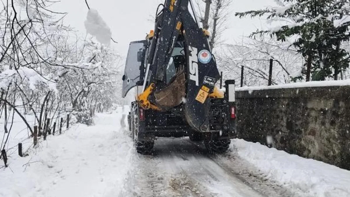 Trabzon'da Büyükşehir ekipleri kar yağışına karşı sahada