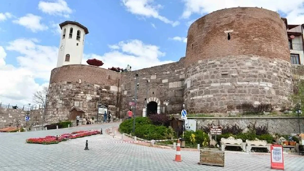 Ankara Kalesi'ne hassas dokunuş