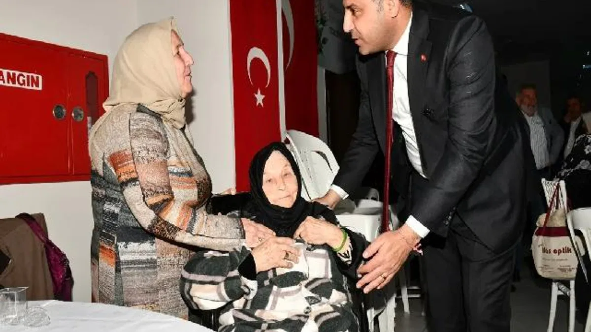 İzmir Çiğli'de Başkan Yıldız’a anlamlı hediye
