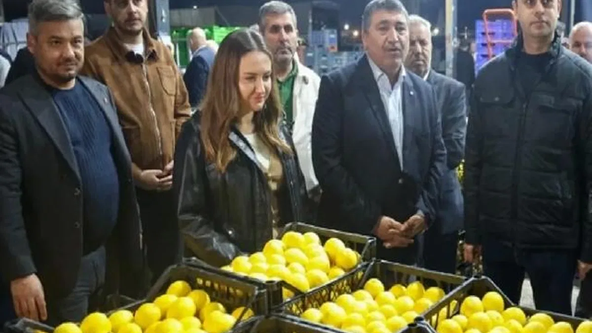 Başkan Vekili Büşra Özdemir’den hal esnafına ziyaret