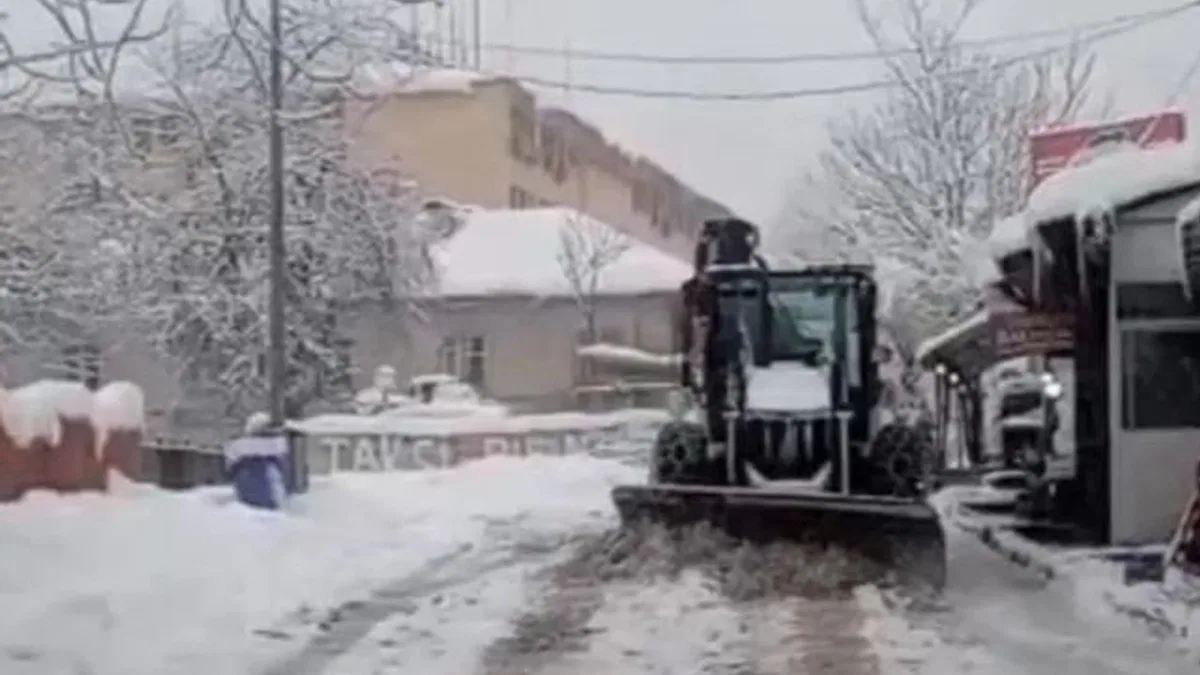 Tunceli, son 65 yılın en yoğun kar yağışıyla mücadele ediyor