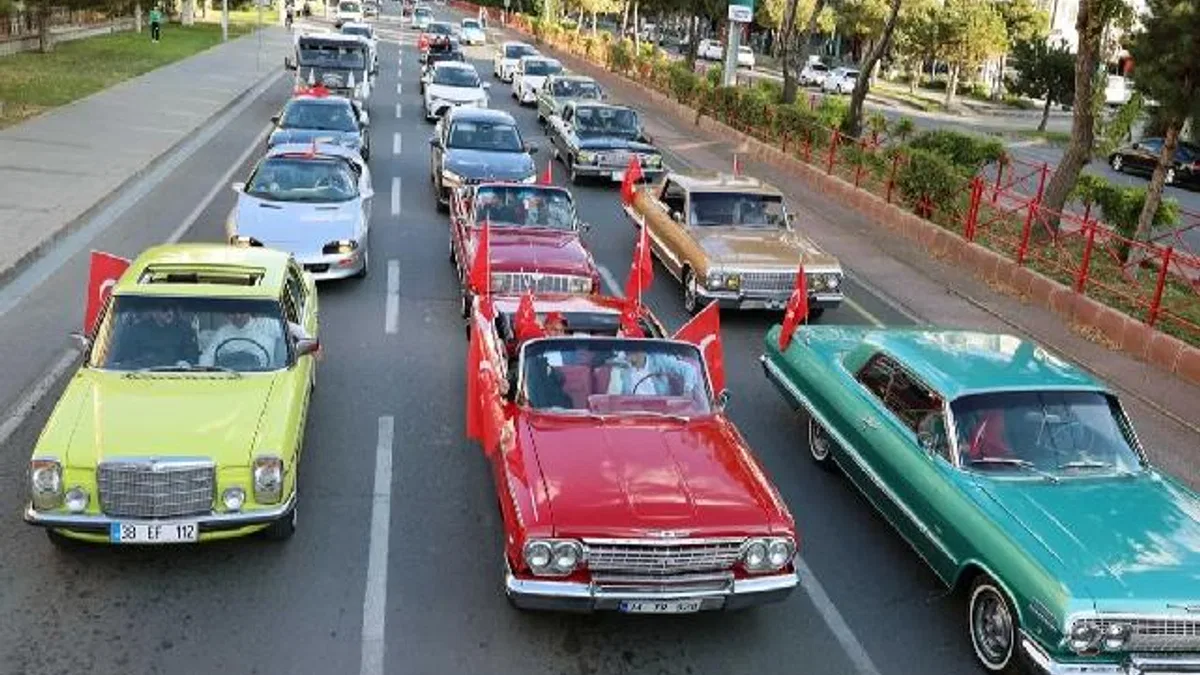 Kayseri Talas'tan klasik araçlarla Cumhuriyet coşkusu