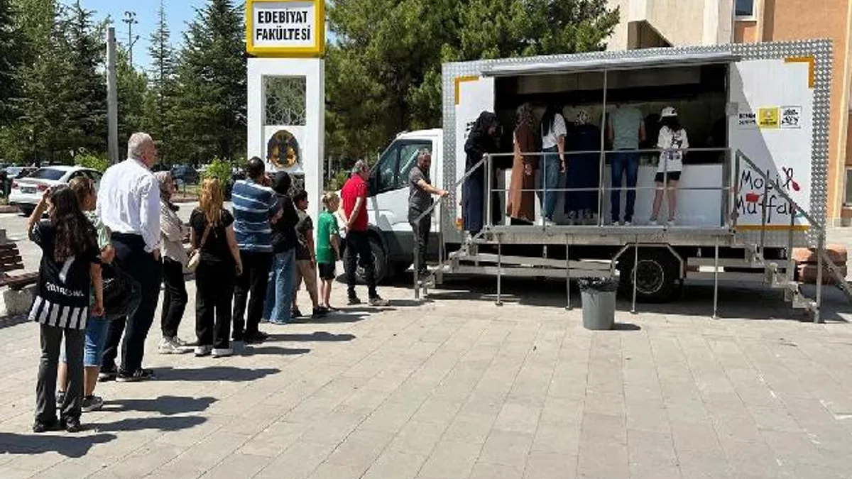 Konya Büyükşehir'den YKS'ye giren öğrencilerin ailelerine ikram