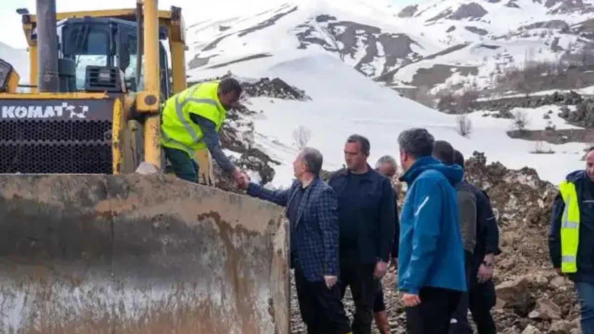 Hakkâri–Van yolunda seferberlik... Heyelan sonrası çalışmalar sürüyor